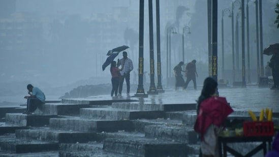 SamacharToday.co.in - मानसून का प्रकोप मुंबई रेड अलर्ट पर, पालघर के स्कूल बंद 🌧️ - Ref by Hindistan Times