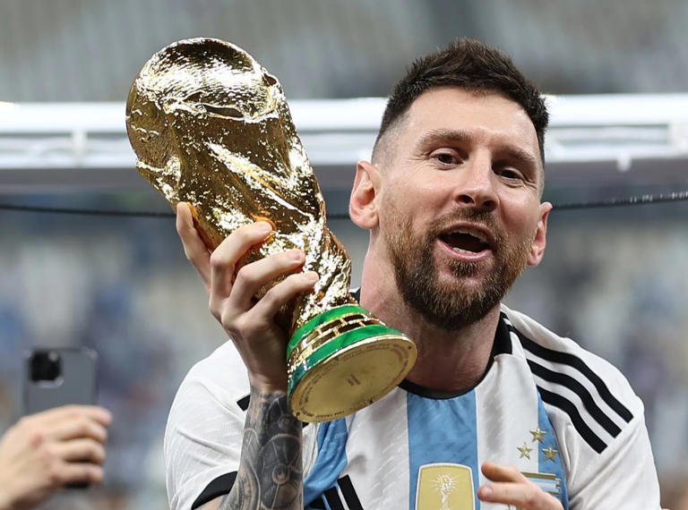 SamacharToday.co.in - GOAT (ग्रेटेस्ट ऑफ ऑल टाइम) लियोनेल मेस्सी ने विश्व कप 2026 में खेलने का इरादा जताया - Image Credited by MensXP