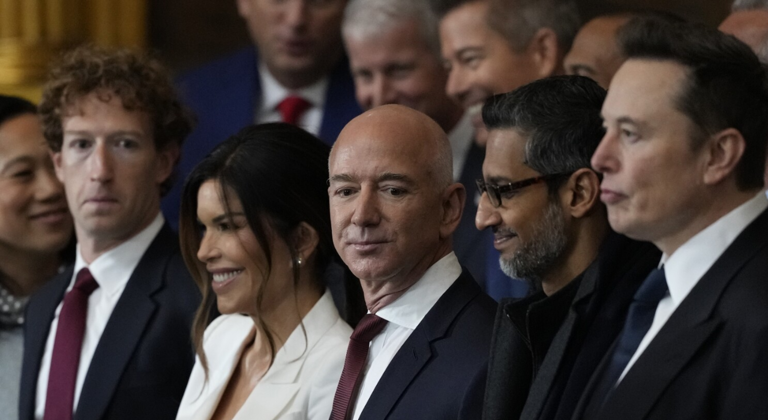 SamacharToday.co.in - जेफ बेजोस के 6.2 अरब डॉलर के एआई प्रतिद्वंद्वी के लॉन्च पर मस्क का ताना 'कॉपीकैट' - Image Credited by Entertainment Times