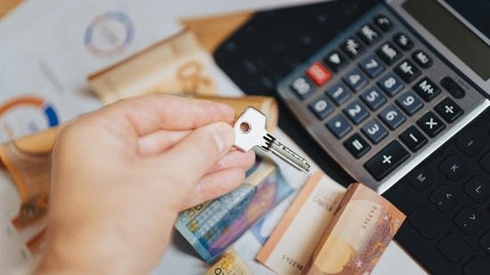 SamacharTodat.co.in एक करोड़ का कर्ज, सौ करोड़ की वसूली सिंगापुर का चौंकाने वाला मामला - Image Credited by Hindustan Times