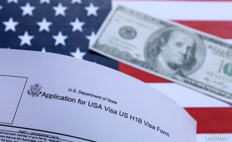 SamacharToday.co.in - ट्रम्प का ₹84 लाख का एच-1बी शुल्क भारतीय आईटी दिग्गजों पर बड़ा प्रहार - Image Credited by NDTV