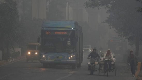 SamacharToday.co.in - दिल्ली में दम घोंटू प्रदूषण, पहली बार GRAP स्टेज 4 लागू - Image Credited by Hindustan Times