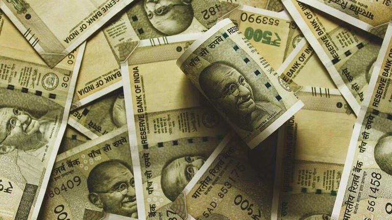 SamacharToday.co.in - रुपया निचले स्तर के करीब; जेफरीज ने मुद्रा संकट नकारा - Image Credited by Live Mint