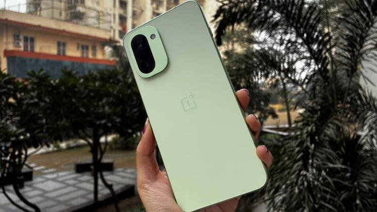 SamacharToday.co.in - वनप्लस 15R फ्लैगशिप प्रदर्शन और किफायती दाम का संगम - Image Credited by Business Today