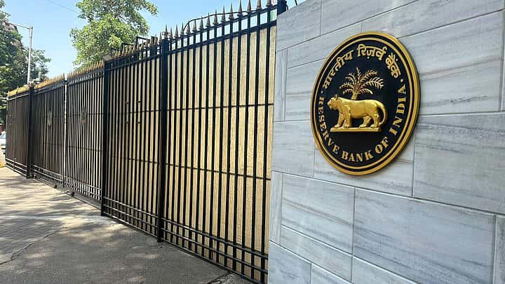 SamacharToday.co.in - RBI ₹1 लाख करोड़ बॉन्ड खरीदेगा, $5 अरब स्वैप करेगा - Image Credited by NDTV