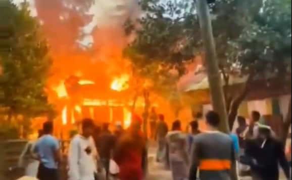 SamacharToday.co.in - बांग्लादेश के पिरोजपुर में हिंदू घर फूंका हिंसा से दहशत - Image Credited by MoneyControl