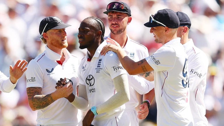 SamacharToday.co.in. - स्टोक्स और आर्चर की तीखी नोकझोंक, इंग्लैंड का संघर्ष - Image Credited by Sports Today