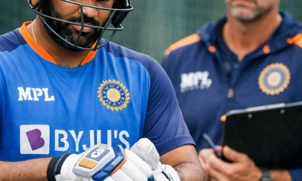 SamacharToday.co.in - मैनेजमेंट बनाम 'हिटमैन' कोच पर बरसे मनोज तिवारी - Image Generated AI