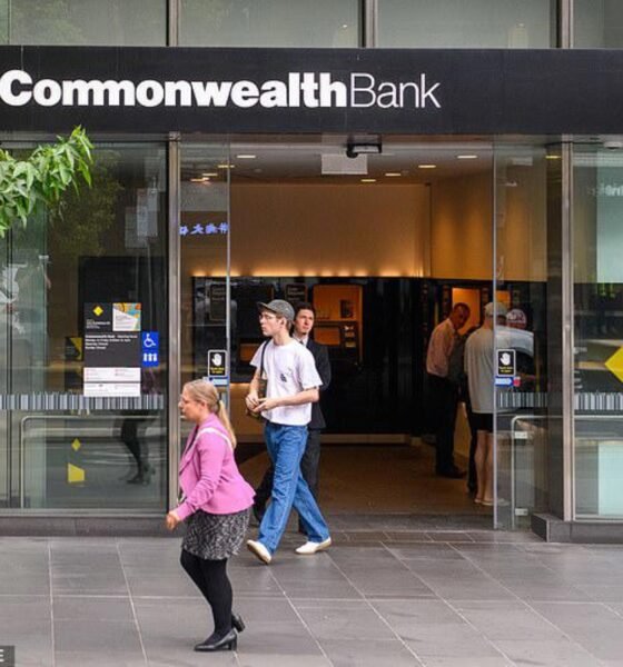 SamacharToday.co.in - ऑस्ट्रेलिया में छंटनी के बीच कॉमनवेल्थ बैंक ने भारत में बढ़ाई भर्तियां - Image Credited by Daily Mail