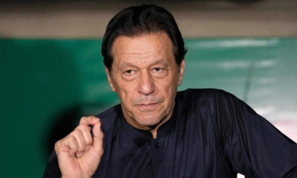 SamacharToday.co.in - इमरान खान का आरोप पत्नी के जरिए 'ब्लैकमेल' कर रही सरकार - Image Credited by Hindustan Times