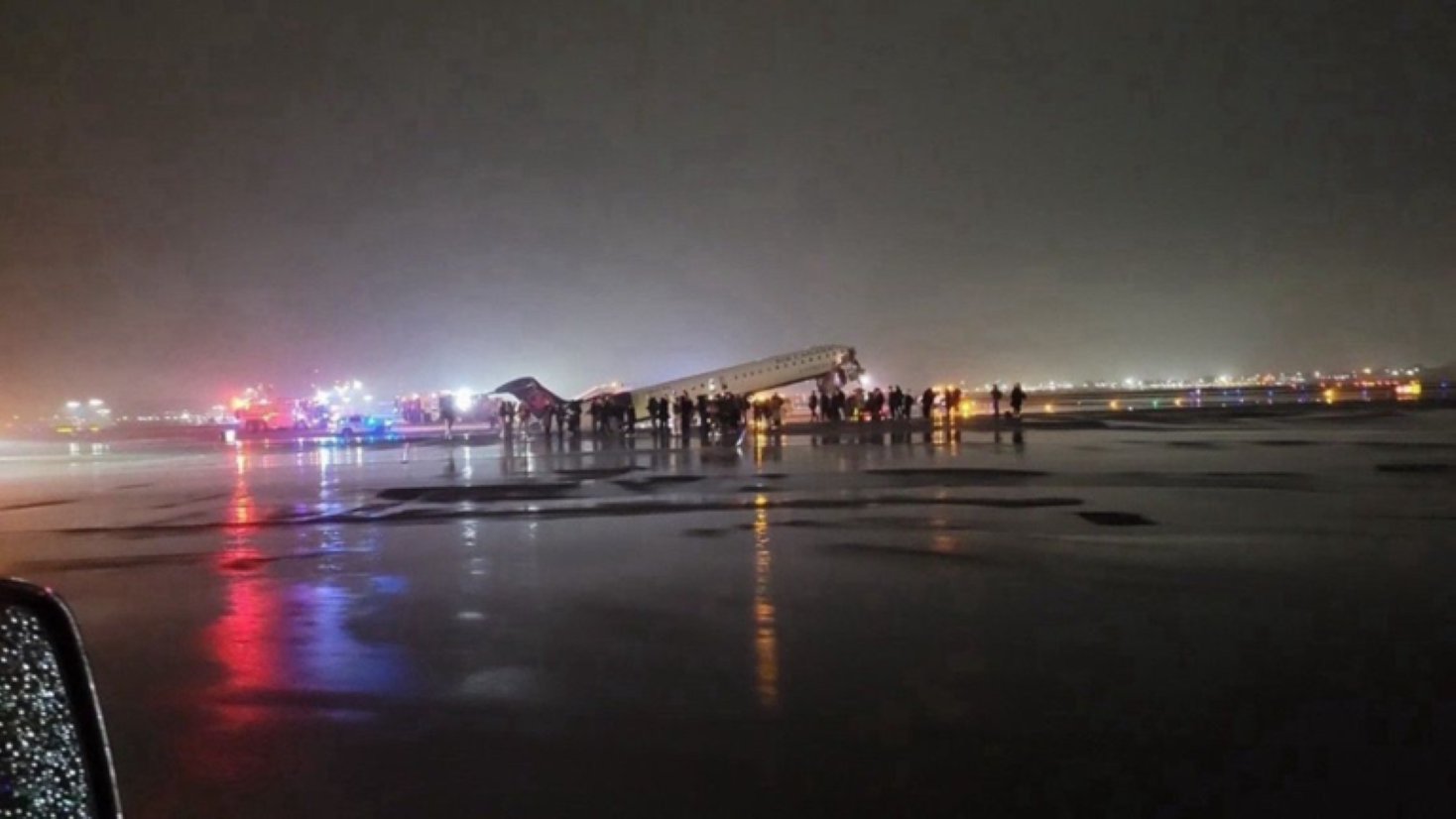 SamacharToday.co.in - न्यूयॉर्क के लागार्डिया हवाई अड्डे - Image Credited by The Times of India