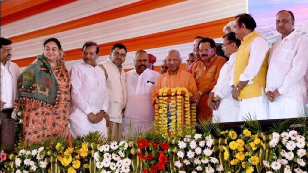 SamacharToday.co.in - ग्रेटर आगरा की नींव सीएम योगी ने दी ₹5,142 करोड़ की सौगात - Image Credited by Hindustan Times