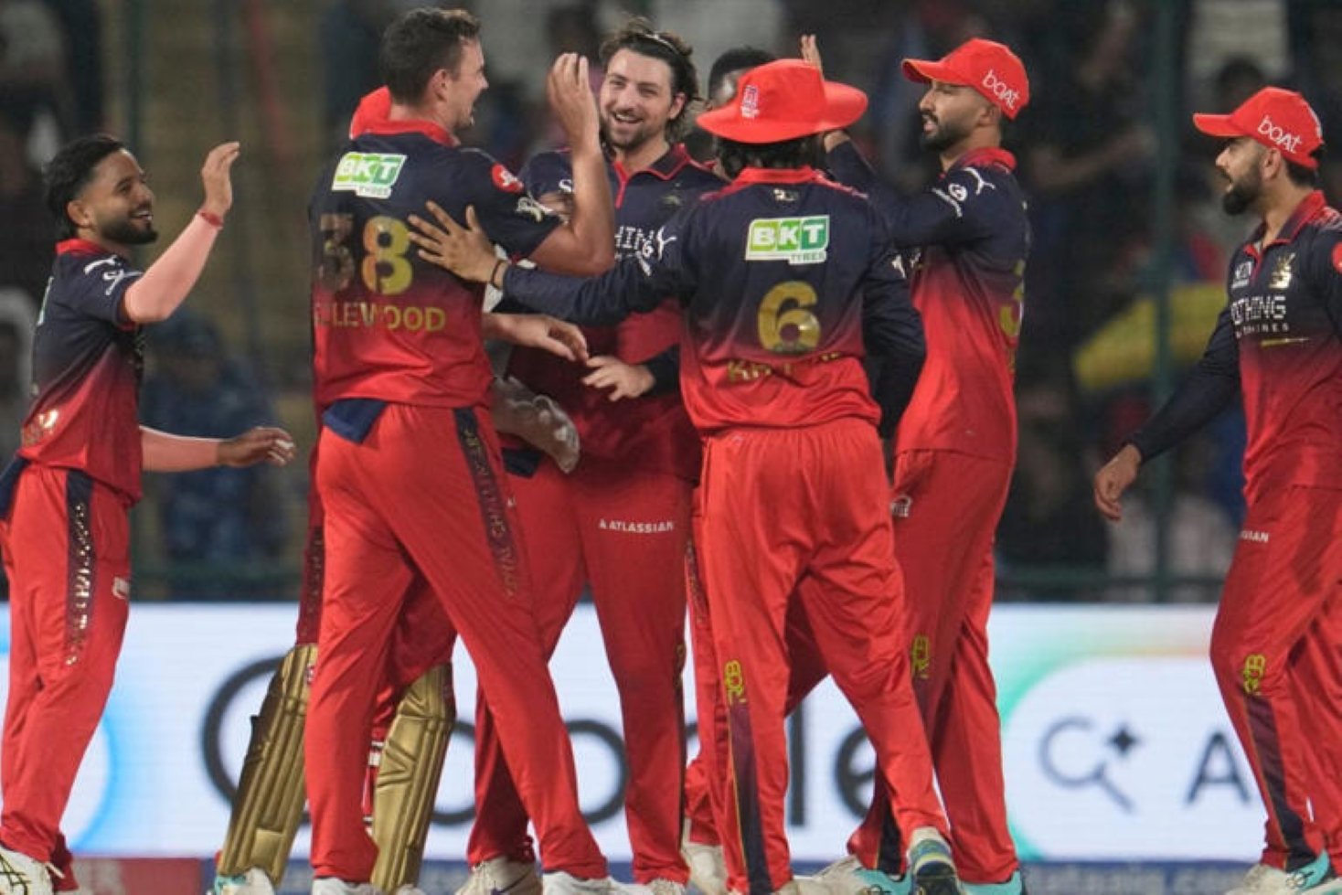 SamacharToday.co.in - आरसीबी के गेंदबाजों ने दिल्ली का पावरप्ले में किया ऐतिहासिक पतन - Image Credited by News18