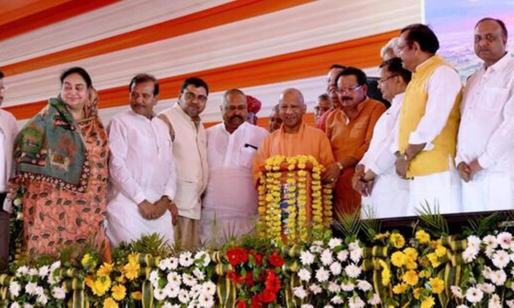 SamacharToday.co.in - ग्रेटर आगरा की नींव सीएम योगी ने दी ₹5,142 करोड़ की सौगात - Image Credited by Hindustan Times