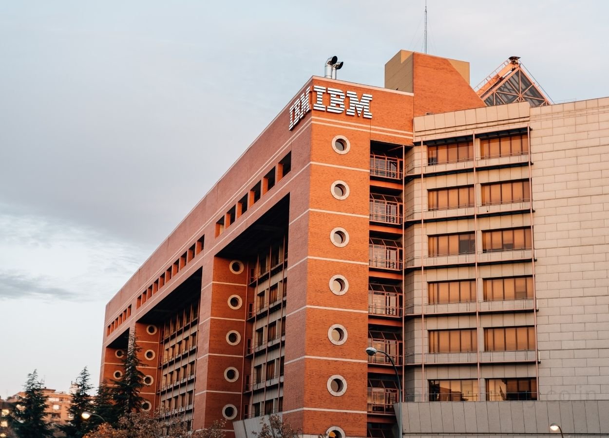 IBM AI प्रभाव से दबा सॉफ्टवेयर कारोबार, शेयर 25% टूटे - SamacharToday.co.in