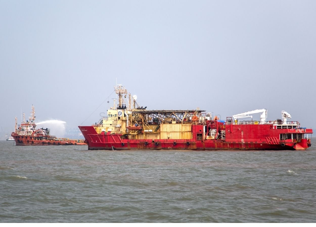 Oman Ship Attack: ओमान तट पर GFS Galaxy पर हमला, 10 भारतीय सुरक्षित, एक लापता - SamacharToday.co.in